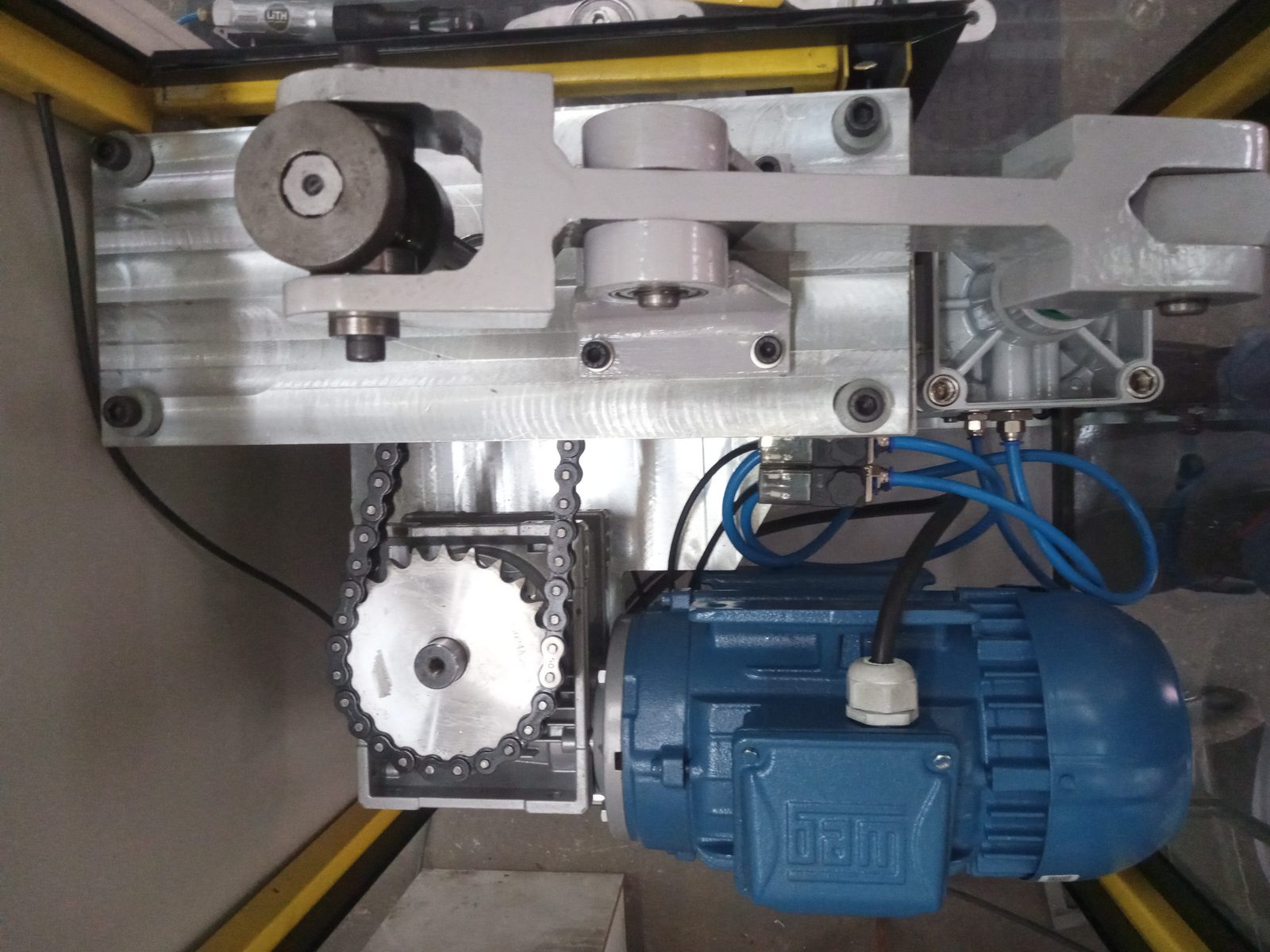 Transmissão para Movimentação — Motor com redutor e corrente