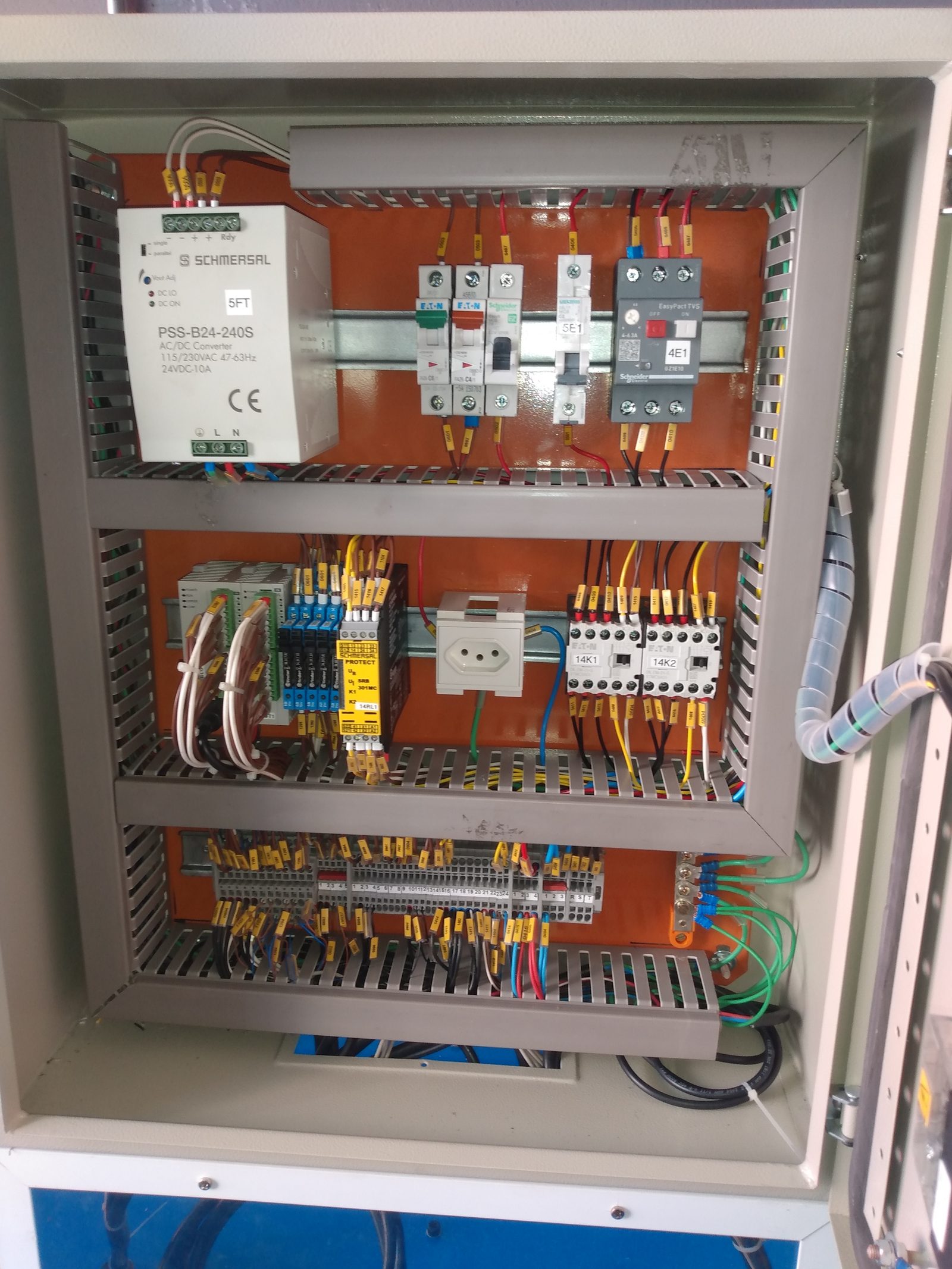 Automação Elétrica Industrial — Painel com relé de segurança